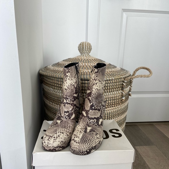 ***SOLD**^L’intervalle Henessey Nude Snake Ankle Boots size EU 40/US 9 - Picture 3 of 9